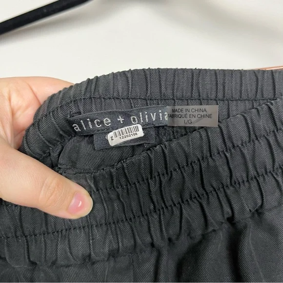 ALICE + OLIVIA DEDE SMOCKED CARGO PANTS IN BLACK SIZE LARGE - Picture 9 of 14